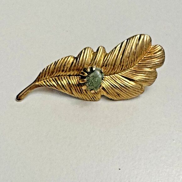 Vintage Gold Tone Leaf Brooch Pin Green Stone Accent Textured 2 Inch - Picture 7 of 7